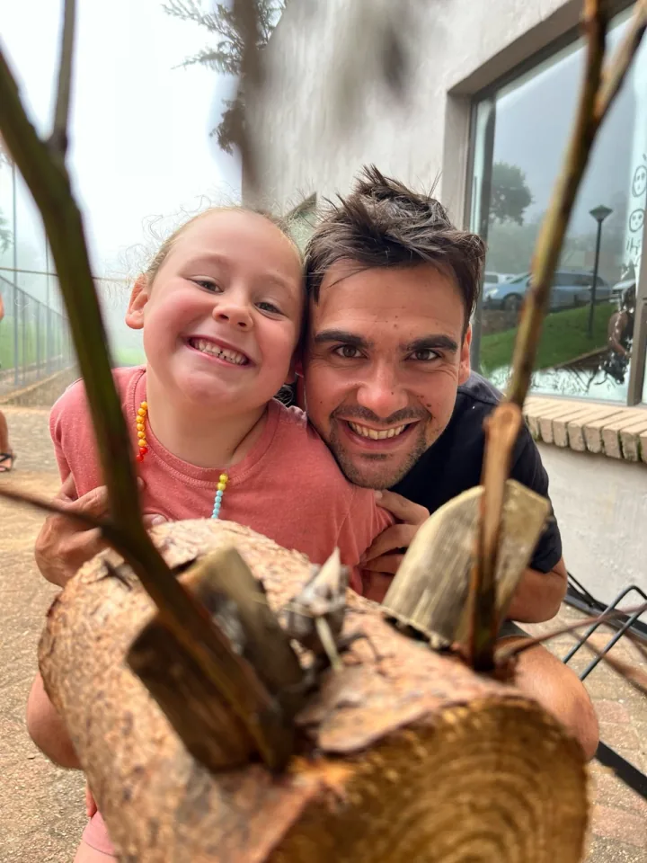 Alex Moura smiling with his daughter